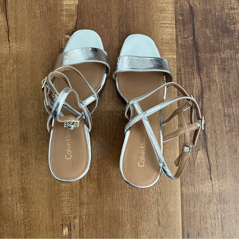 Calvin Klein silver metallic blocked heel strapped sandal, sz 9, NWOT.
